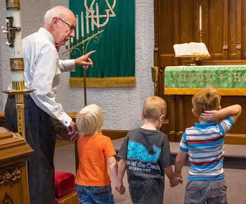 Man teaching children